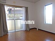角部屋タイプで窓が多く明るい洋室スペースです