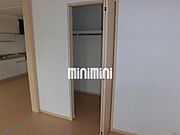 ハンガーパイプ付きで衣服の収納に便利ですね