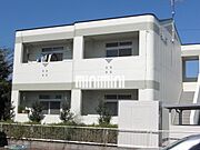 明るい外観が印象的な建物です。