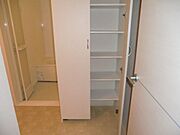 洗面スペースに収納棚を完備しております