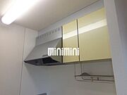 カラフルなキッチン上部の収納棚です