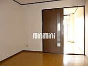収納スペースとしての利用にも最適な中部屋の洋室です