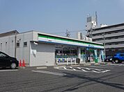 コンビニ「ファミリーマートまで1400m」