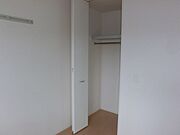 南側洋室の収納スペースです！