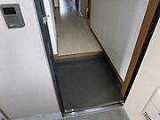 玄関を開けると白を基調とした廊下が明るく広がります！