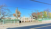 小学校「小牧市立北里小学校まで1909m」
