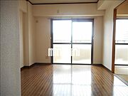 日のあたる明るい洋室