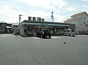 コンビニ「ファミリーマートまで520m」