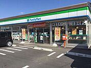 コンビニ「ファミリーマートまで740m」