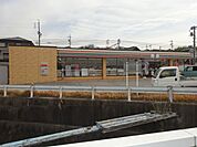コンビニ「セブンイレブンまで290m」