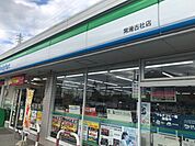コンビニ「ファミリーマートまで690m」