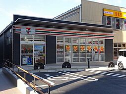 コンビニ「セブンイレブンまで90m」