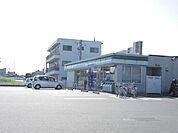 コンビニ「ファミリーマートまで230m」