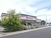 スーパー「カネスエ八剱店まで858m」