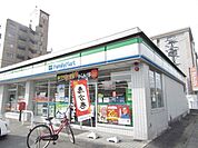 コンビニ「ファミリーマートまで570m」