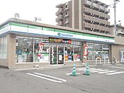 コンビニ「ファミリーマートまで30m」