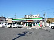 コンビニ「ファミリーマートまで640m」