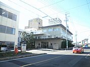 コンビニ「青山病院まで810m」