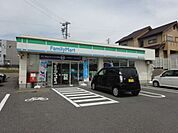コンビニ「ファミリーマートまで120m」
