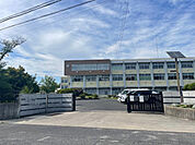 小学校「日進市立西小学校まで585m」