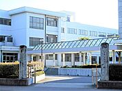 小学校「みよし市立中部小学校まで671m」