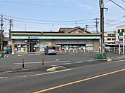 コンビニ「ファミリーマート　蟹江城店まで550m」