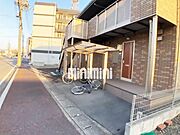 コンビニやスーパーも徒歩圏内で便利です
