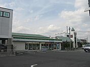 コンビニ「ファミリーマートまで820m」