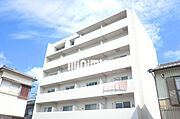 白を基調とした、お洒落なマンションです。