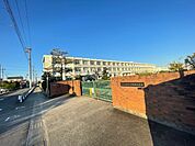 小学校「北名古屋市立鴨田小学校まで526m」