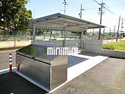 共用の自転車置き場とゴミ捨て場