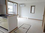 大きな窓で明るいリビング