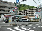 コンビニ「セブンイレブンまで2300m」