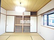 出窓収納付の和室