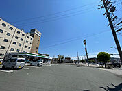 コンビニ「ファミリーマート袋井愛野駅南店まで481m」