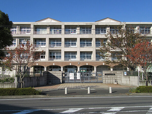 画像25:中学校「富士市立富士中学校まで1286m」