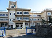 小学校「富士市立富士南小学校まで864m」