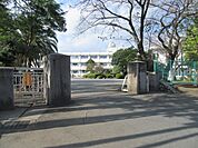 中学校「富士市立鷹岡中学校まで1084m」