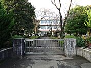 中学校「市立富士宮第二中学校まで1100m」