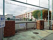 小学校「市立貴船小学校まで880m」