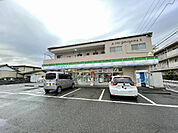 コンビニ「ファミリーマート焼津柳新屋店まで562m」