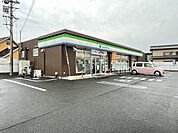 コンビニ「ファミリーマートシーガルドーム前店まで573m」