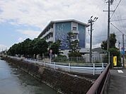 小学校「焼津市立焼津西小学校まで896m」