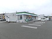 コンビニ「ファミリーマートまで40m」