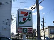 コンビニ「セブンイレブンまで130m」