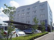 病院「早徳まで690m」