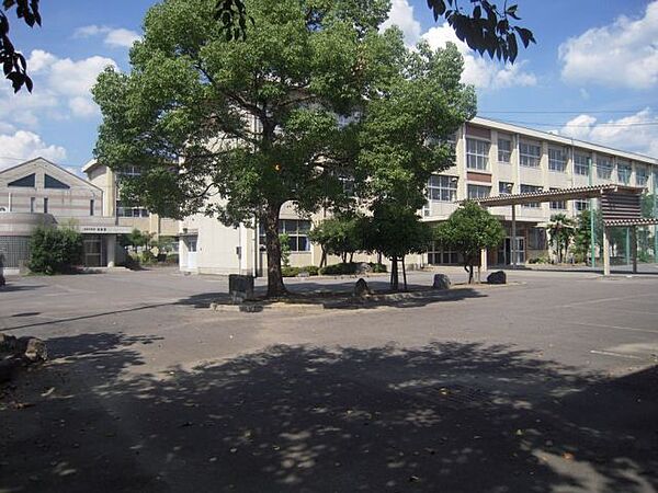 画像5:中学校「市立加納中学校まで2100m」