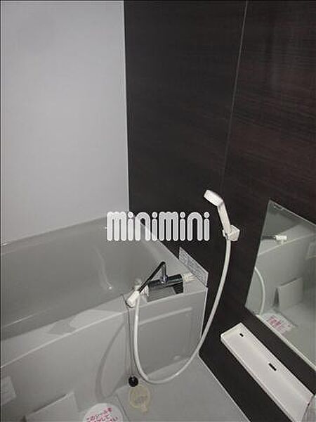 画像20:鏡付きのお風呂です。