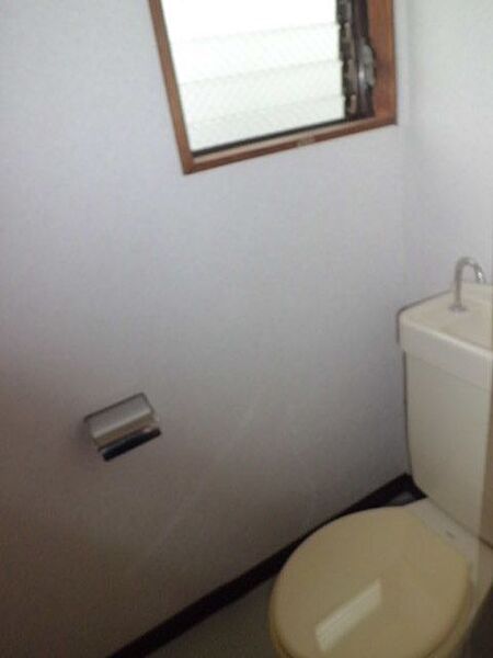 画像13:洋式トイレに窓も付いてます