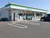 コンビニ「ファミリーマートまで580m」